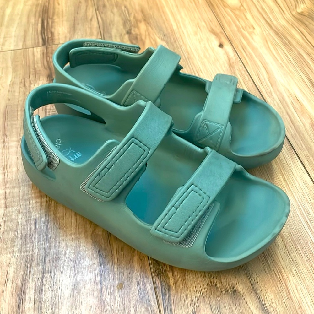 Target Art Class Sandals Boys or girls size 2 green